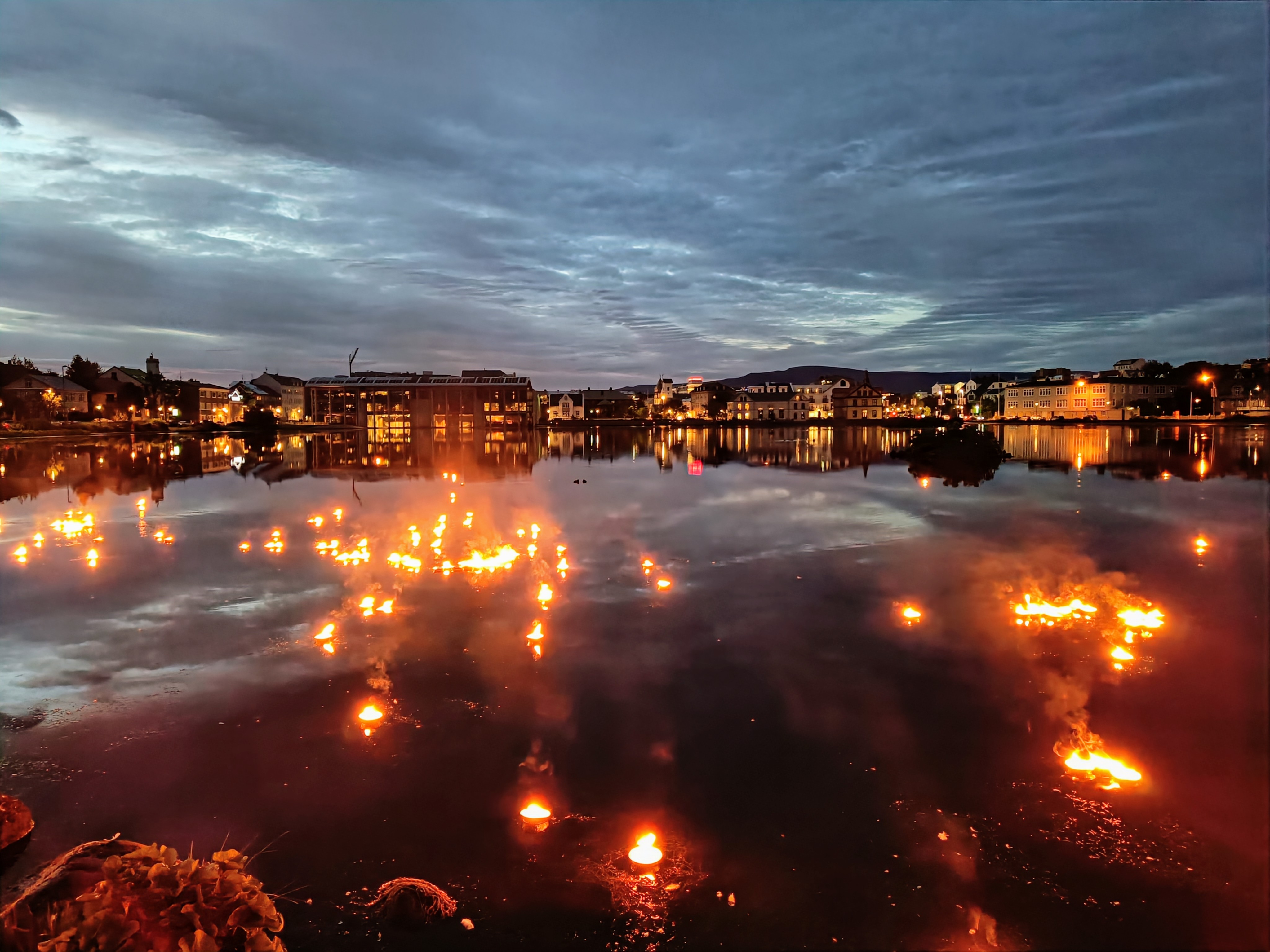 Hversvegna fleytum við kertum?